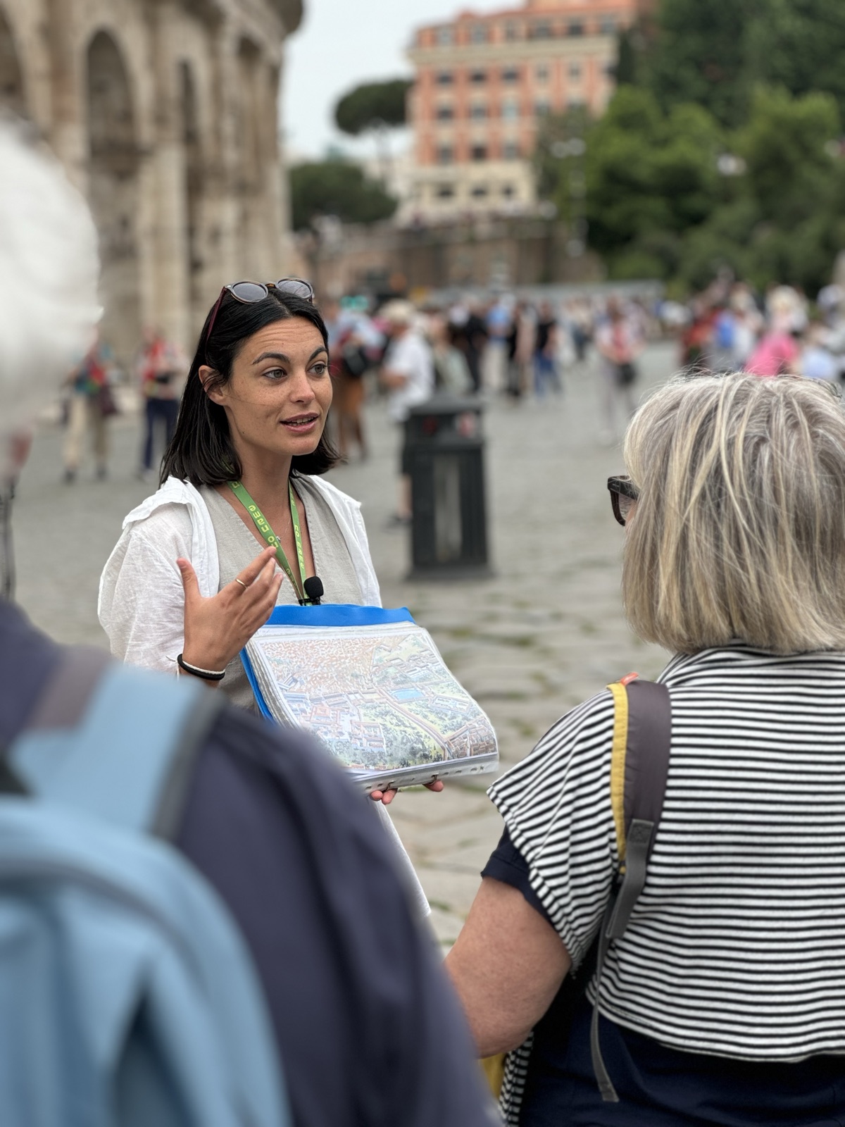 Aurora Molina, guía oficial, explicando a sus viajeros junto al Coliseo