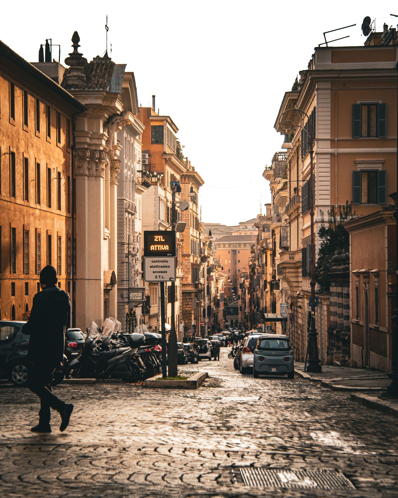 Calle de Roma con adoquines (sampietrini) al atardecer